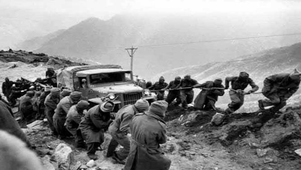  एक मीटर की दूरी पर आमने-सामने खड़े होते सैनिक