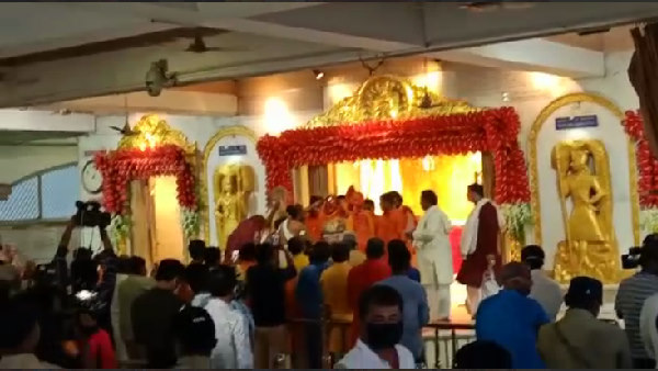 भक्तों को थर्मल गन से चेकिंग के बाद एंट्री