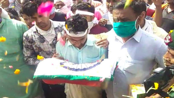  भाई को सौंपा तिरंगा