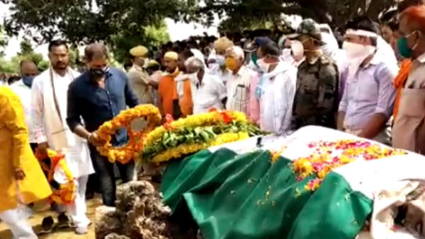  शहीद के पिता करते हैं मजदूरी