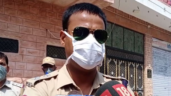पुलिस ने आकर तुड़वाया दरवाजा पुलिस ने आकर तुड़वाया दरवाजा