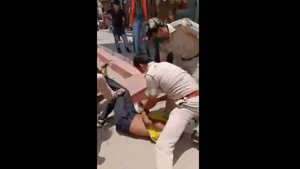  हाथ-पैर पकड़कर घुटनों के नीचे दबाया