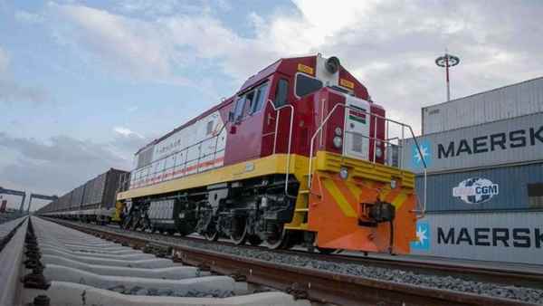 रेलवे लाइन पर ट्रेन चलने भी लगी थी