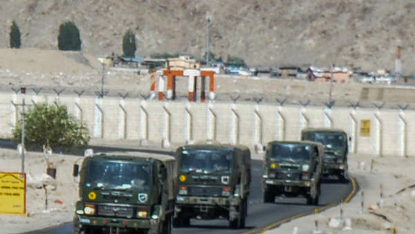 लद्दाख के कई सेक्‍टर्स में PLA की गश्‍त 