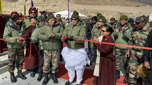 खुद PMO रखता नजर 