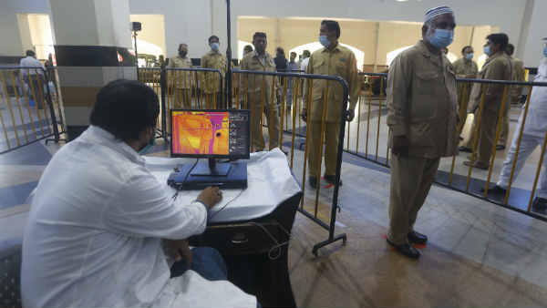 पाक सरकार का कहना बस 72,460 केस 