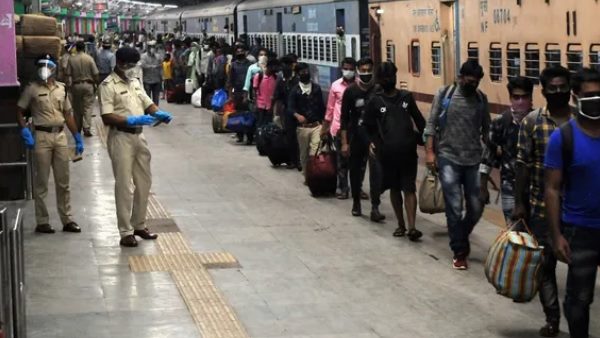 सेविंग्स से खरीदी कार और पहुंचे गांव