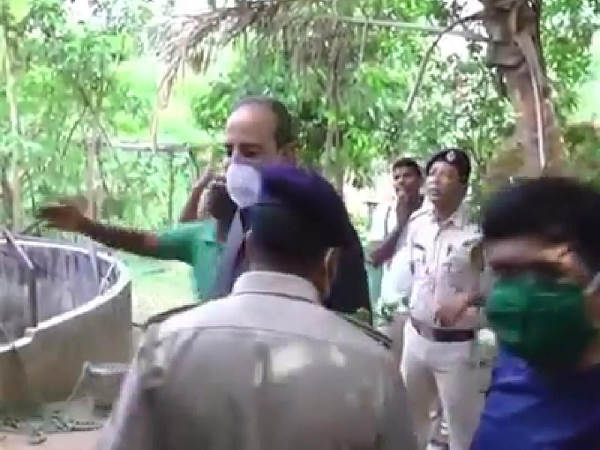 तेंदुए के कुएं में गिरने की सूचना वनविभाग को मिली