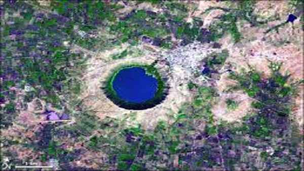 उल्‍का पिंड के पृथ्‍वी से टकराने के बाद ये झील बनी 