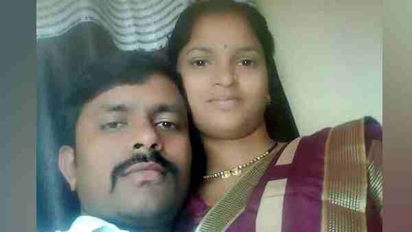 कुएं के पास मिली चप्पल और सामान