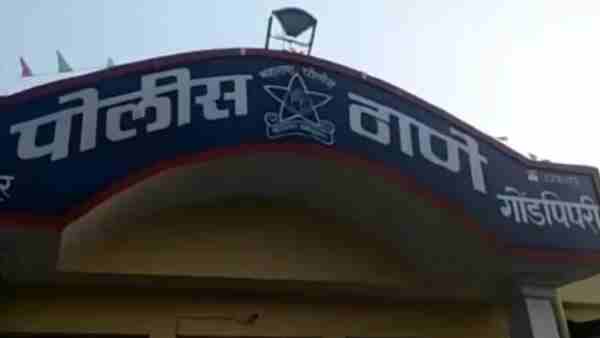 आत्महत्या के पीछे की वजह जानने के लिए पुलिस कर रही है पूछताछ