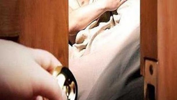 छत पर पड़ोसी के साथ आपत्तिजनक हालत ​में मिली पत्नी