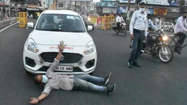 कार के आगे कूदा युवक कार के आगे कूदा युवक