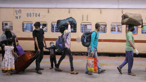 प्रवासी मजदूर भी हैं इन ट्रेनों में भीड़ की एक वजह प्रवासी मजदूर भी हैं इन ट्रेनों में भीड़ की एक वजह