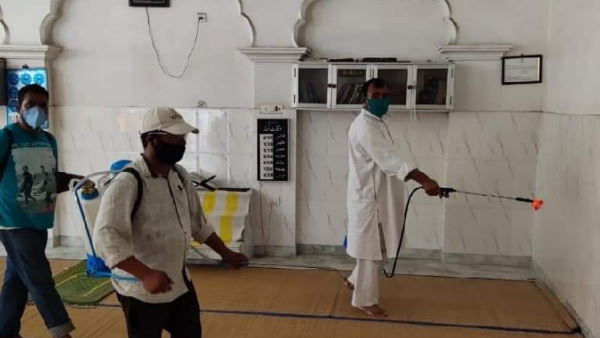 रविवार को मंदिर-मस्जिद को किया सेनेटाइज