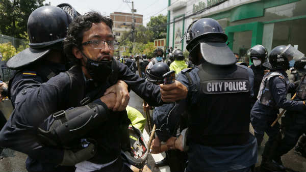 सरकार को झेलना पड़ रहा गुस्सा सरकार को झेलना पड़ रहा गुस्सा