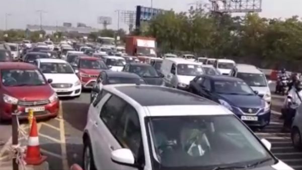 नोएडा बॉर्डर अभी भी सील, सीमाओं पर लगा लंबा जाम