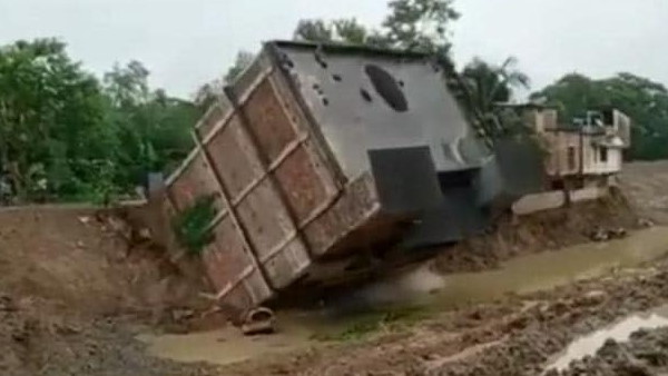 खुदाई के चलते नींव हुई कमजोर