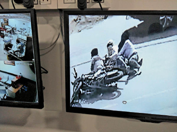 एक ई-रिक्शा चालक दिलखुश की भी जान खतरे में