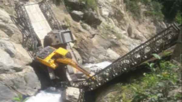  चीन सीमा को जोड़ने वाली मिलम रोड के निर्माण के लिए ट्रक ले जा रही थी पोकलैंड