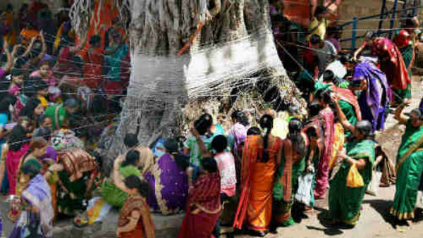 'पति के पीछे चलना मेरा कर्तव्य है'