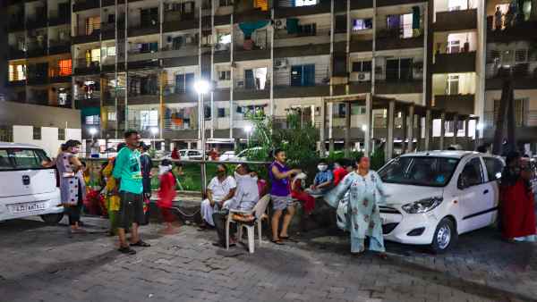 अहमदाबाद में भी घरों से बाहर निकल पड़े लोग