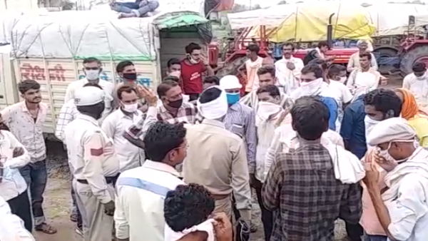 घर से निकला था खुश होकर से रास्ते में हुआ ऐसा घर से निकला था खुश होकर से रास्ते में हुआ ऐसा