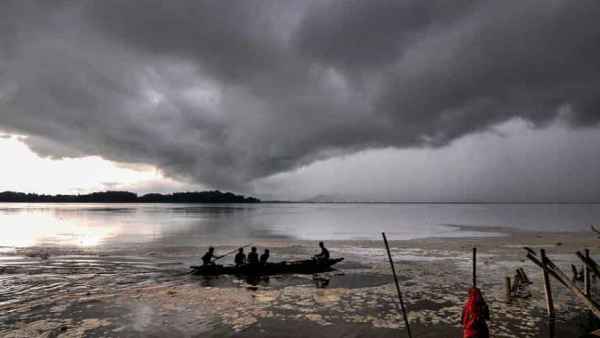 गुवाहाटी में ब्रह्मपुत्र नदी का प्रतिघंटे एक सेमी बढ़ रहा जलस्‍तर 