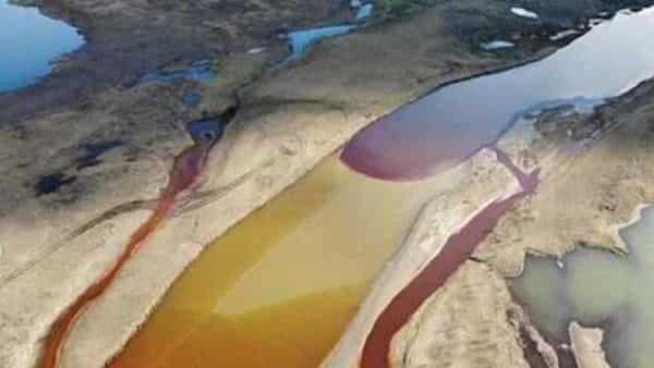 झील की तरफ बढ़ रही है नदी 