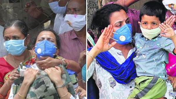 बालकनी से लोगों ने फूल बरसाए