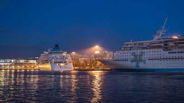 समय से कई महीने ज्यादा जहाज पर रहने को मजबूर