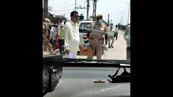  बाबा के पैर छूने की मची होड़