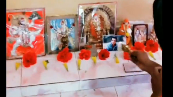 मंदिर में तस्वीर रख शुरू की पूजा मंदिर में तस्वीर रख शुरू की पूजा