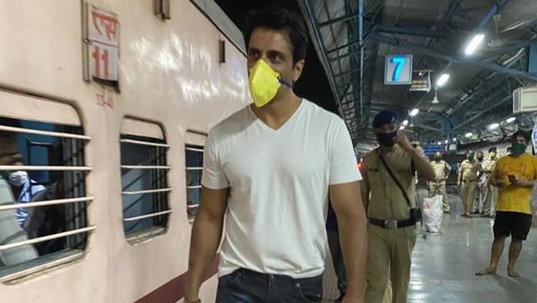 मजदूरों को विदा करने के लिए ठाणे स्टेशन पहुंचे सोनू सूद