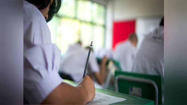 स्कूलों को खोलने पर नीति-निर्धारण की तैयारी की जा रही