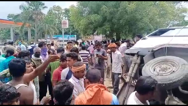 a bolero car hits many bikes and killed two man in front of hotel at gonda district