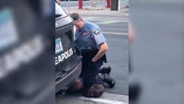 पुलिस अधिकारी ने जॉर्ज फ्लॉयड की गर्दन पर 9 मिनट तक टिकाए थे घुटने