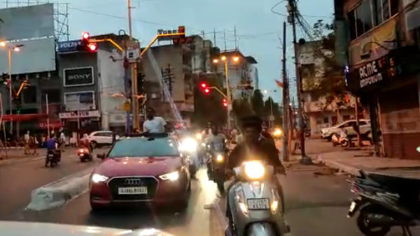 कोरोना लॉकडाउन में भीड़, न मास्क न हेल्मेट