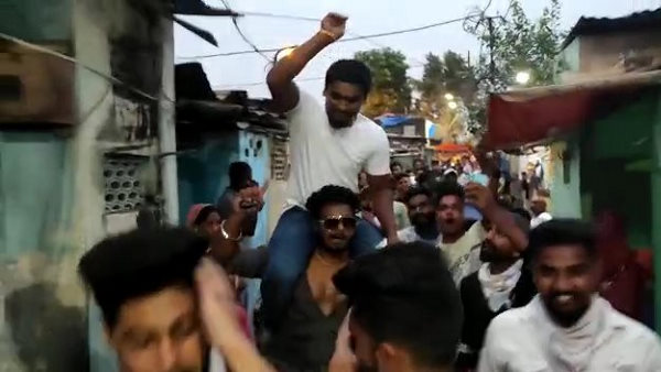 जेल से निकलते ही समर्थकों की भीड़ दौड़े चले आई