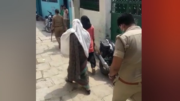 ग्राहक बनकर पहुंचे थे दरोगा