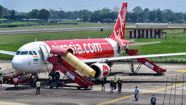 कंपनियां भेज रही हैं फ्लाइट टिकट