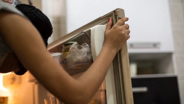 बिना कपड़ों के ​फ्रिज में मिला महिला का शव