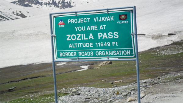  यहां चलती हैं लाठियां और पत्थर