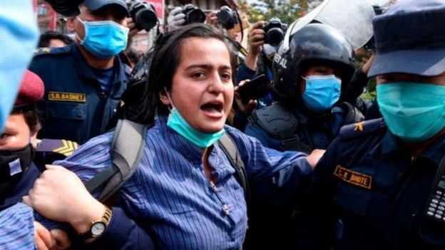 नेपालः ओली और प्रचंड एक पार्टी में होकर भी इतने बेगाने क्यों हुए?