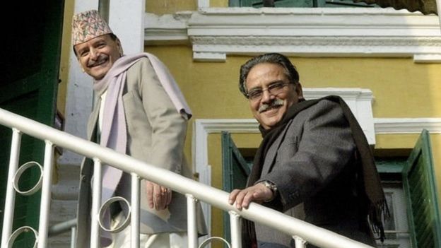 नेपालः ओली और प्रचंड एक पार्टी में होकर भी इतने बेगाने क्यों हुए?