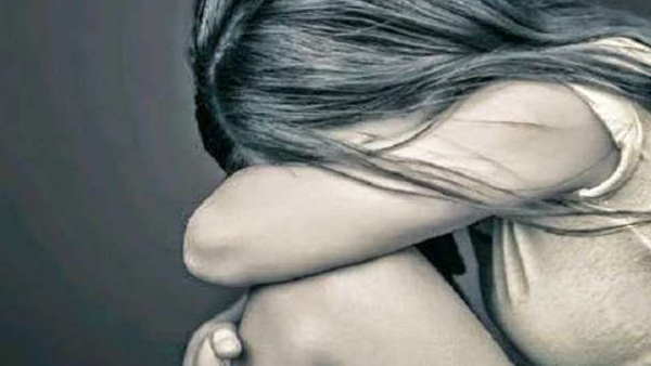 घर पर अकेली थी लड़की घर पर अकेली थी लड़की