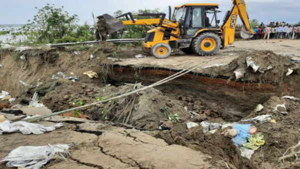 bettiah goons did misbehaved with mother and daughter video viral bettiah goons did misbehaved with mother and daughter video viral