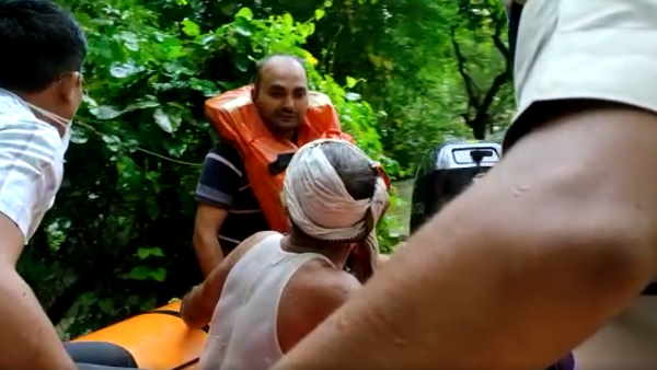 Motihari sp and dm saved life of old man in flood video viral