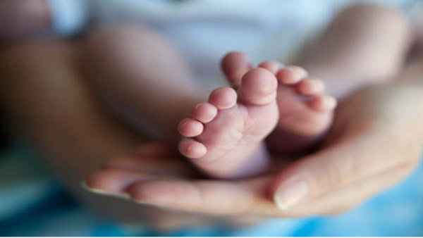 एयरलाइंस की मदद से हर दिन मां भेज रही नवजात के लिए दूध 