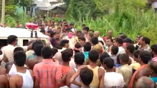 रास्ते में घात लगाकर बैठा था